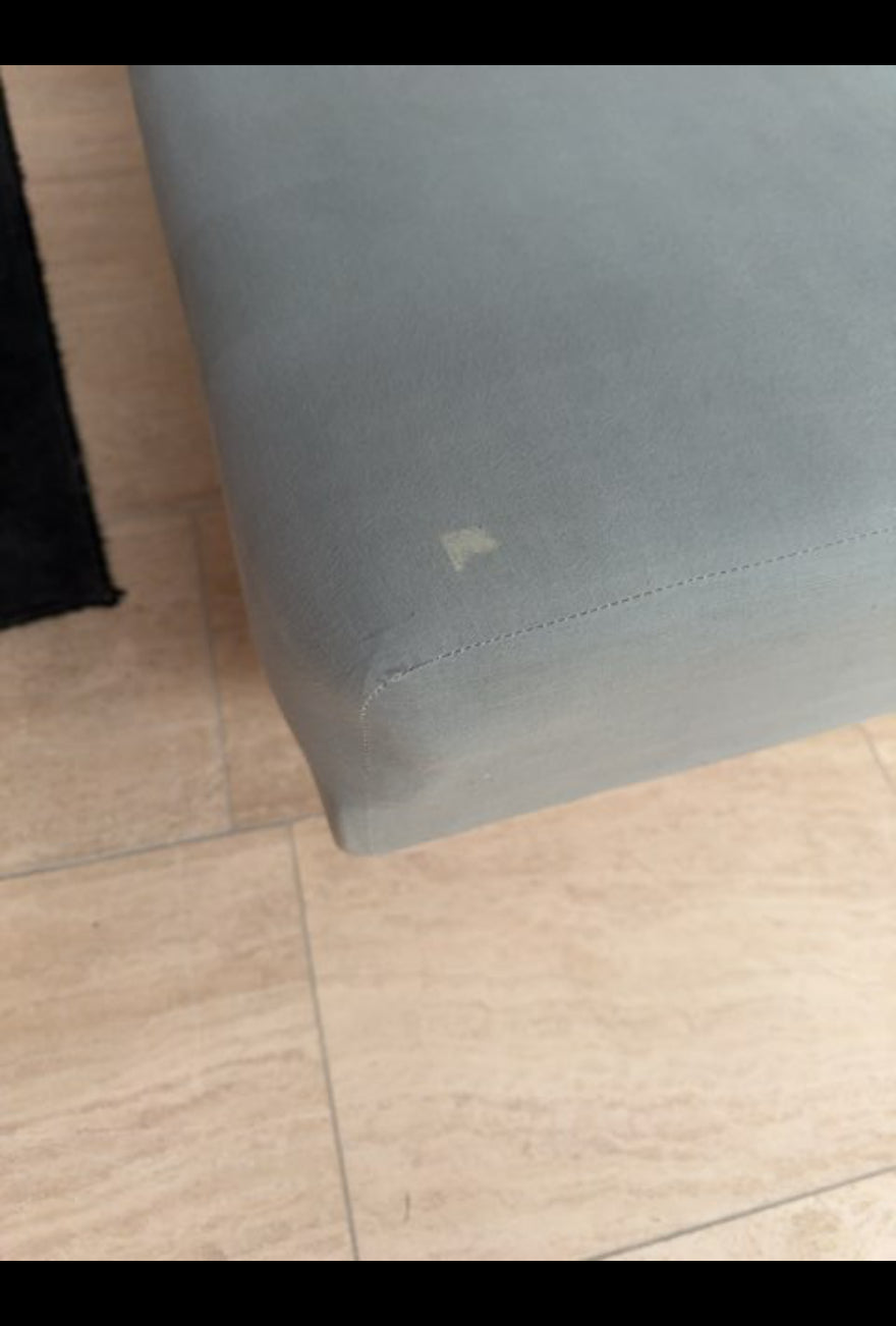 Seng i lys blågrå farve perfekt til gæsteværelset